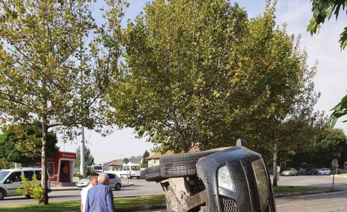 Elazığ’da aydınlatma direğine çarpan otomobil devrildi: 2 yaralı