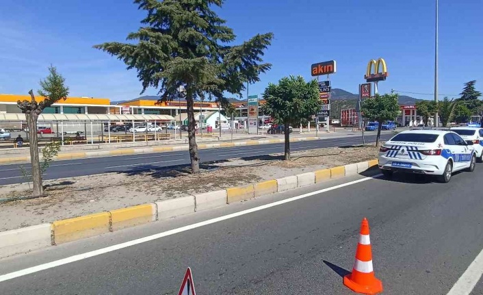 Hafriyat kamyonu çarptığı otomobili metrelerce sürükledi, o anlar kameraya yansıdı