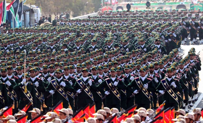 İran’da askeri geçit töreni düzenlendi
