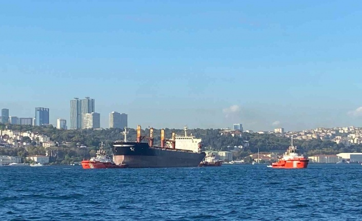 İstanbul Boğazı’nda Üsküdar sahilinde, vapur iskelesinin 100 metre açığında tehlike.