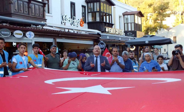 Kaş Ülkü Ocakları’ndan "Bayrak Yürüyüşü ve Şehitler için dua" etkinliği