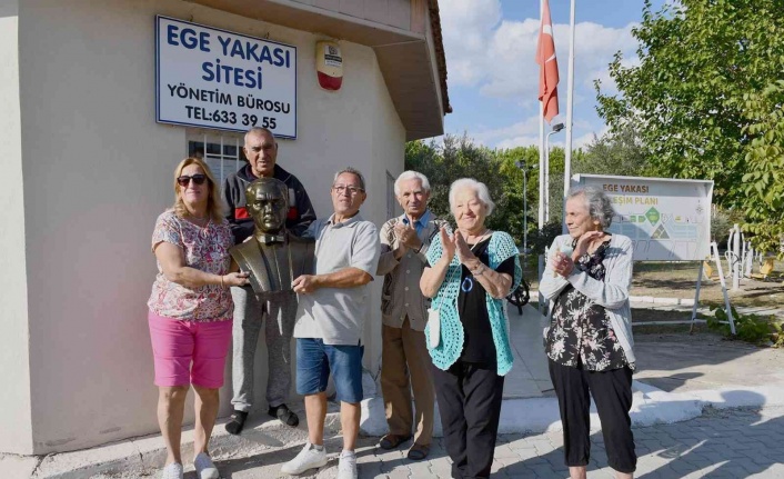 Kuşadası Belediyesi, iki siteye Atatürk Büstü hediye etti