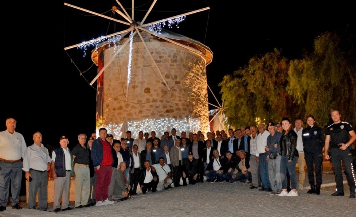 Menemen Emniyet Müdürü Gürcan Alev, muhtar ve gazilere Çeşme’yi gezdirdi