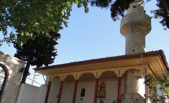 Muğla’nın Menteşe ilçesinde bulunan tarihi camii her yıl ziyaretçi akınına uğruyor