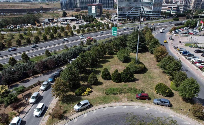 Otopark aidatını yüksek bulan Kuyumcukent çalışanları araçlarını yol kenarlarına park etti