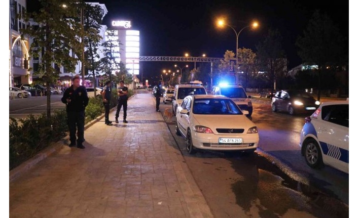 Serdivan'da kanlı hesaplaşma! AVM silahlı saldırı: 1 ölü 2 yaralı