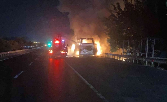 Seyir halindeki tur otobüsü alev alev yandı