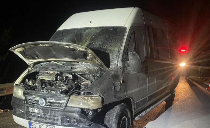 Seyir halindeyken yanan minibüsün şoförü son anda kurtuldu