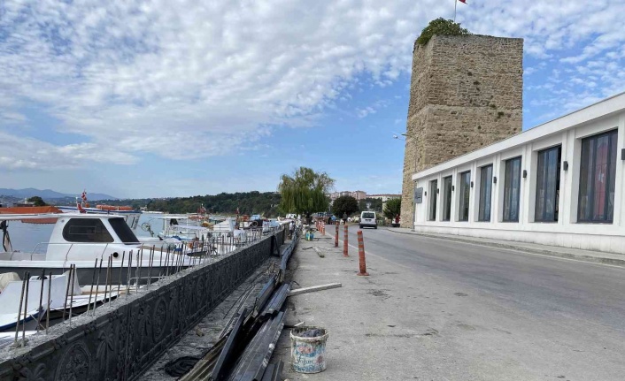 Sinop’ta sahil kenarında kaldırım çalışması