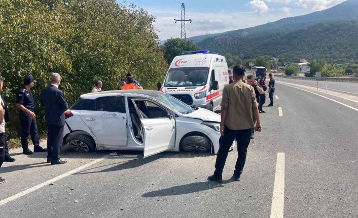 Takla atan otomobildeki 2 kişi yaralandı