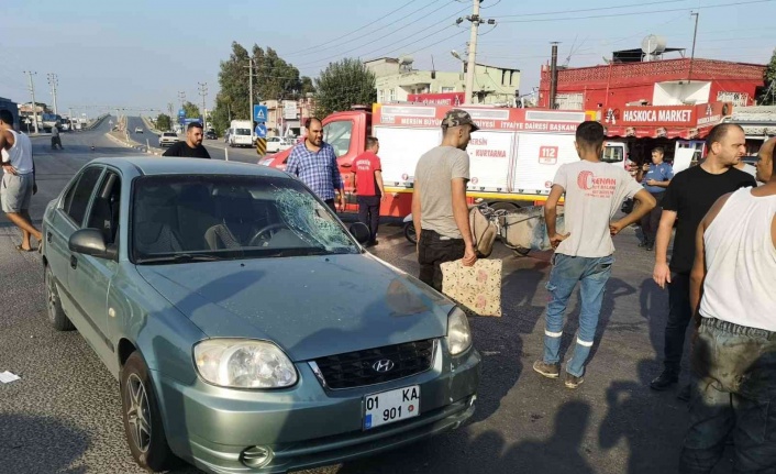 Tarsus’ta otomobille çarpışan motosikletli yaralandı