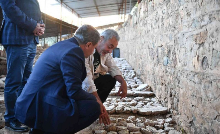 Vali Şıldak antik kent kazılarını ziyaret etti