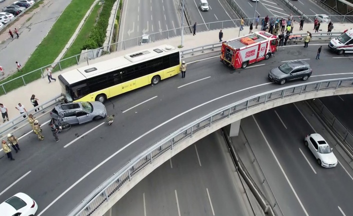 Yenikapı'da İETT otobüsü araçlara çarptı!