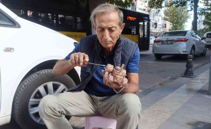 Atıl durumdaki ahşaplardan oyuncak yapıyor