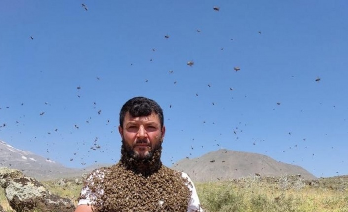 Birçok kişinin yaklaşmaktan korktuğu binlerce arıyı çıplak vücudunda taşıyor