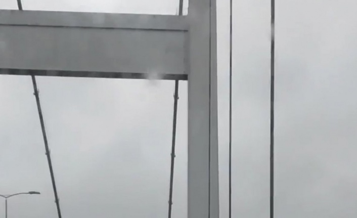 FSM Köprüsü’nde İETT otobüsü, motosikletliye rüzgara karşı siper oldu