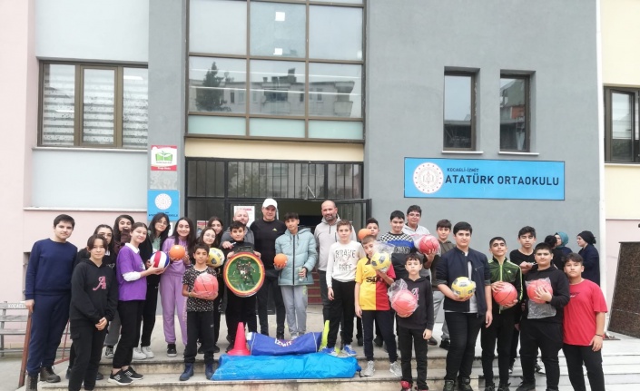 İzmit Belediyesi, 5 okula spor malzemesi desteğinde bulundu