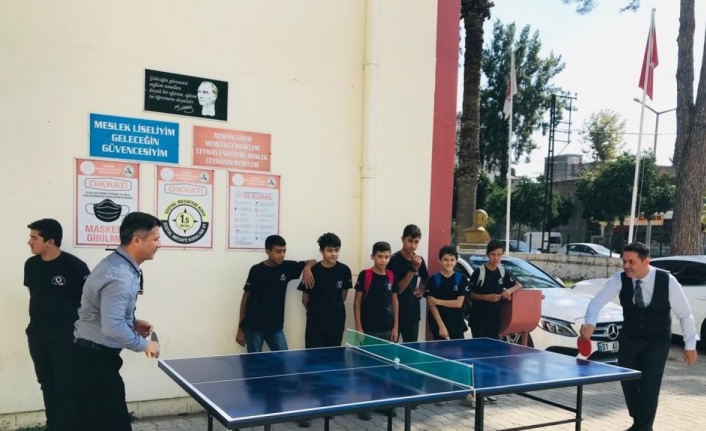Meslek lisesi öğrencileri, okullara tenis masası üretiyor