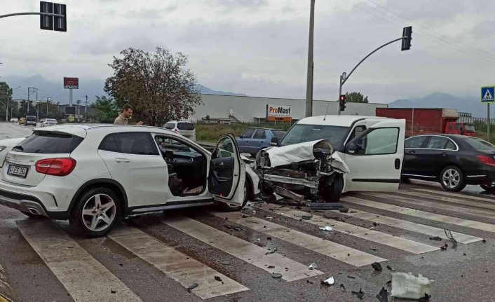 Otomobil ve hafif ticari araç kafa kafaya çarpıştı: 2 yaralı