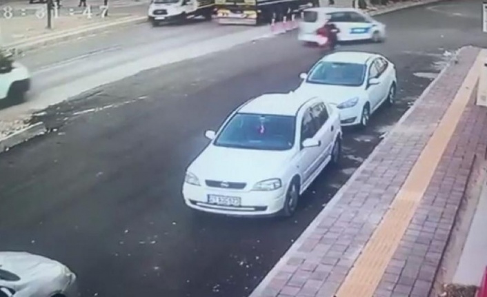 Polis aracına çarpan motorlu kurye ağır yaralandı