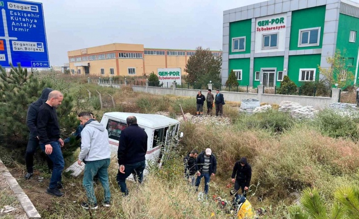 Servis aracının otomobille çarpıştığı kazada 14 kişi yaralandı