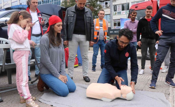 Vatandaşlara arama-kurtarma ve ilk yardım eğitimi