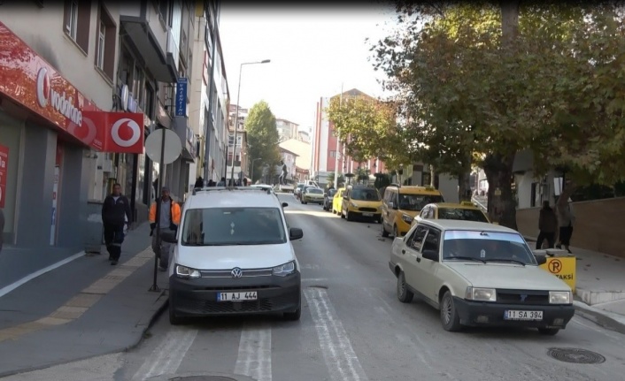 Bilecik’te yön tabelası olmayan cadde sürücülerin kafasını karıştırıyor