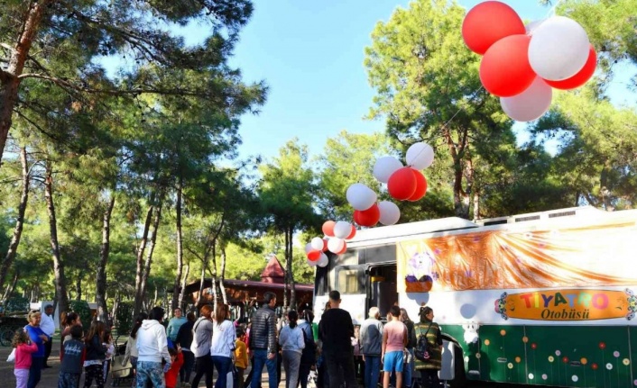 Çocuklar Tiyatro Otobüsü’nü sevdi