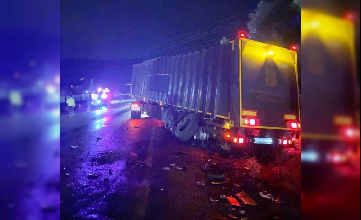 Erdek’te tır ile kamyon çarpıştı, 1 tır ise tarlaya uçtu