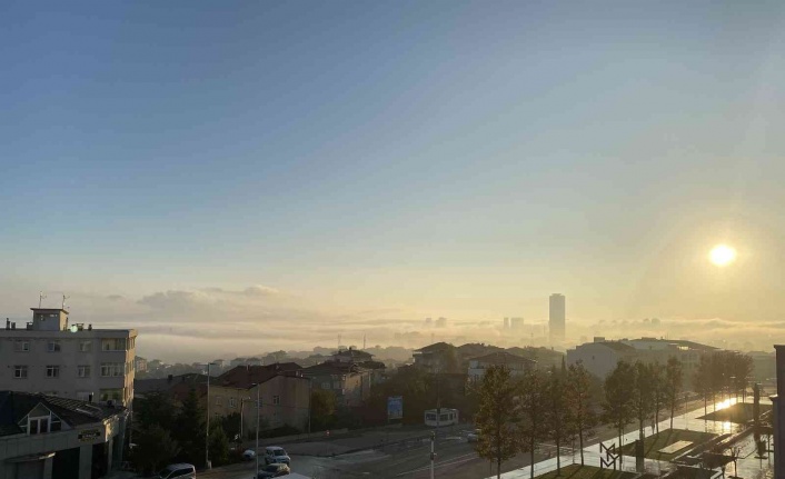 İstanbul’da yoğun sis kartpostallık görüntüler oluşturdu