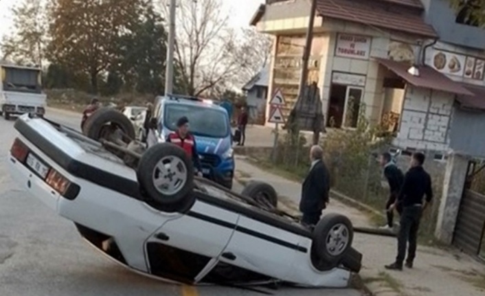 Kaldırıma çarpan otomobil takla attı: 1 yaralı