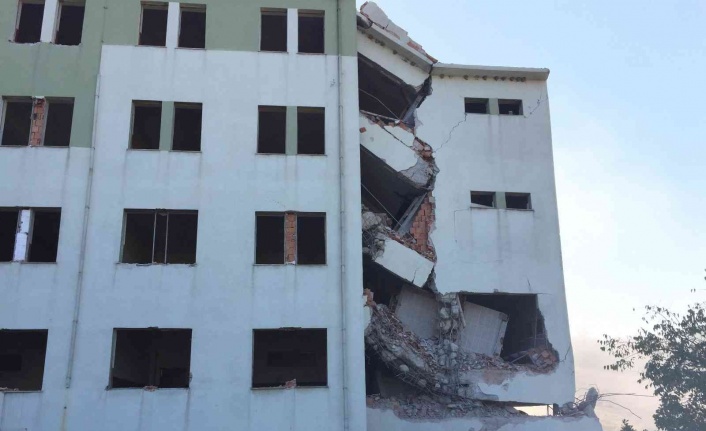 Kaymakam Ünal boşaltılan okulun yıkım çalışmalarını yerinde inceledi