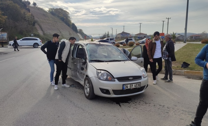 Metal hurda yüklü tır ile otomobil çarpıştı: 1 yaralı