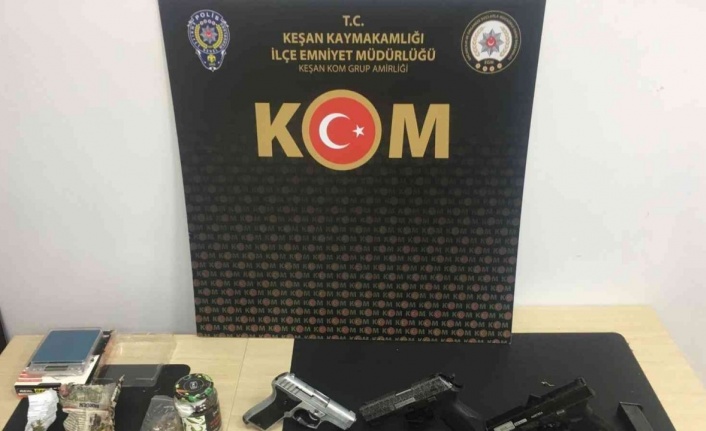 Polisin baskın yaptığı evden mini cephanelik çıktı