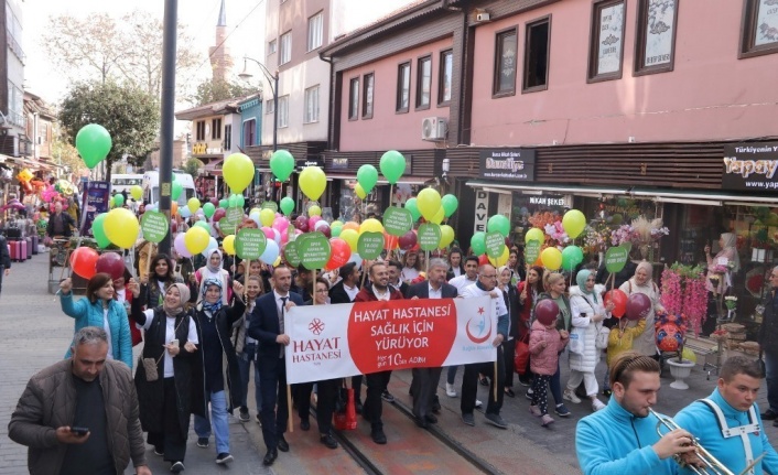 Sağlık çalışanları farkındalık için yürüdü