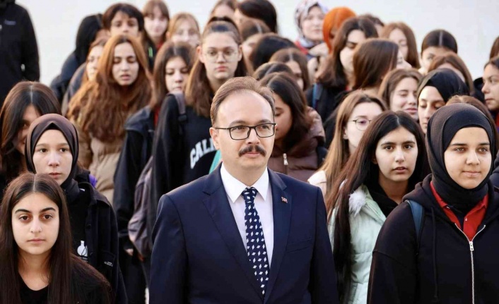 Vali Kızılkaya, bayrak törenine katıldı