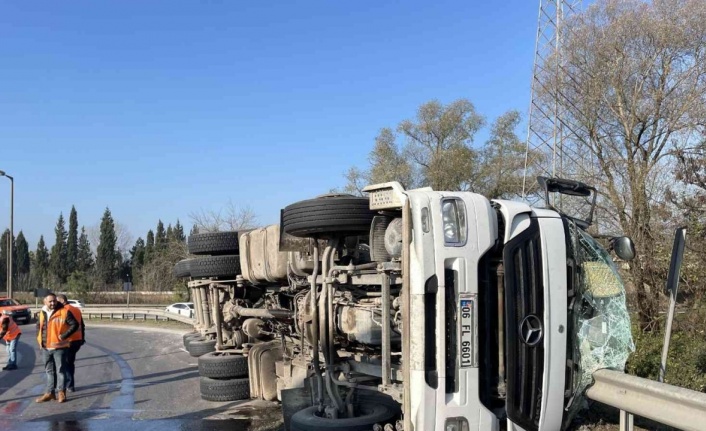 Anadolu Otoyolu girişinde tır devrildi: 1 yaralı