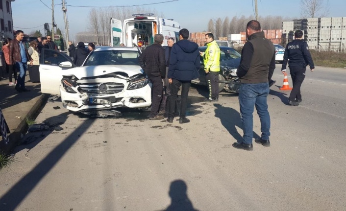 Sakarya’da iki otomobil kafa kafaya çarpıştı: 1 yaralı