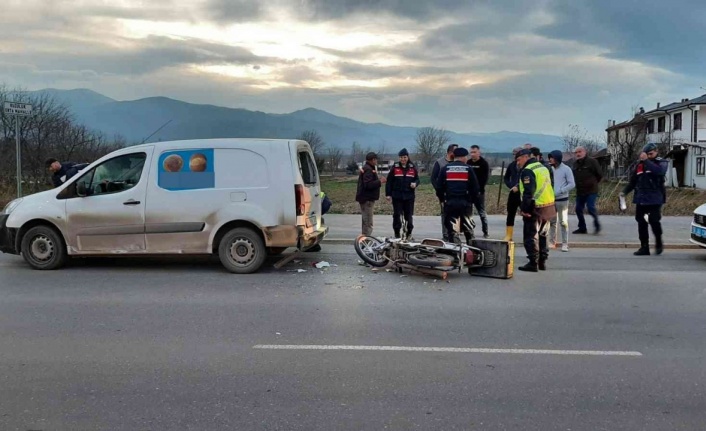 Hafif ticari araç ile çarpışan motosikletli kurye yaralandı