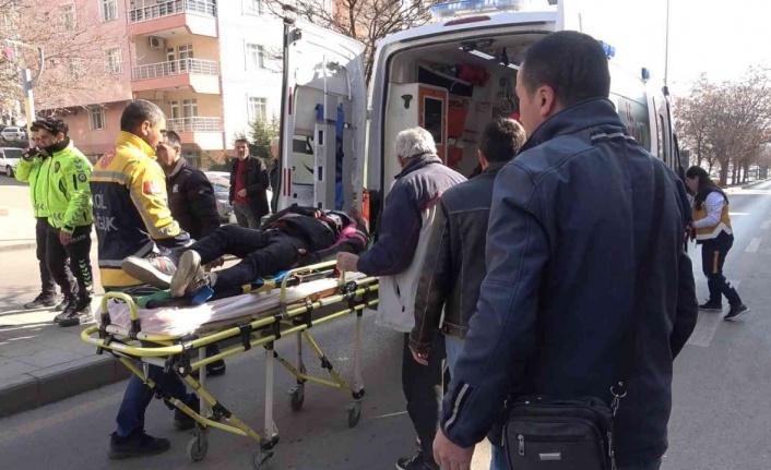 Yan yatan motosikletten yola savrulan kurye yaralandı