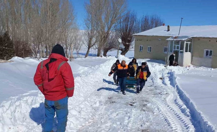 219 yerleşim yeri ulaşıma kapandı, ekipler yaşlı hasta için seferber oldu