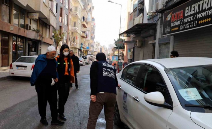 Akdeniz Belediyesi, depremzedeleri hastanelere ulaştırıyor