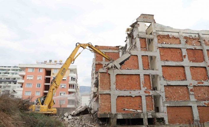 Alanya Belediyesi kent genelindeki riskli binaları yıkıyor