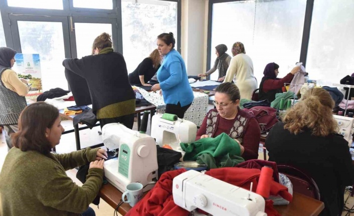 Kadınlar depremzedelere destek için dikiyorlar