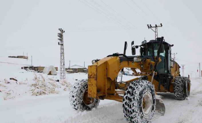 "Kar Kaplanları" kapalı yolları açmak için seferber oldu