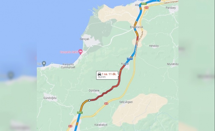 Karda kayan araçlar İstanbul yolunu trafiğe kapattı