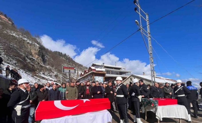 Kardeşi, yengesi ve yeğenini enkaz altından çıkartan uzman çavuş Esat Alkurt yaşadığı çaresizliği gözyaşları ile anlattı