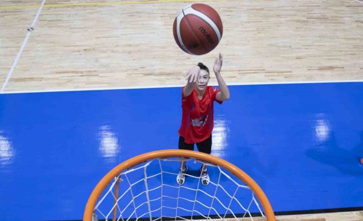 Mersin’den genç basketbolcular, gelişim kampına katıldı