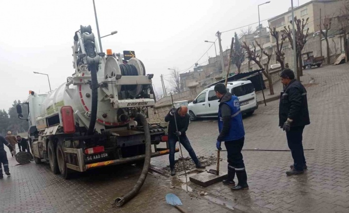Siirt belediyesi SİSKİ ekiplerince rögarlar temizleniyor