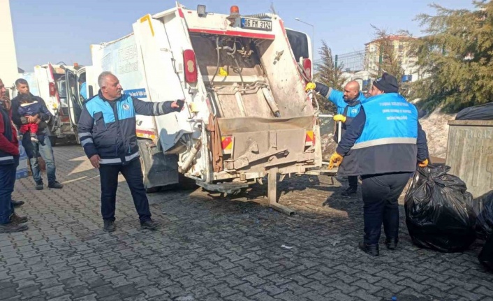 Tuşba Belediyesi deprem bölgesinde temizlik çalışması yapıyor